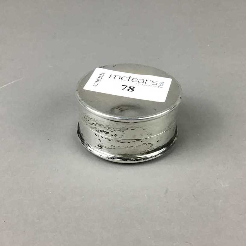 Lot 78 - A SILVER AND SIMULATED TOROISESHELL PILL BOX ALONG WITH A WHITE METAL PLAQUE
