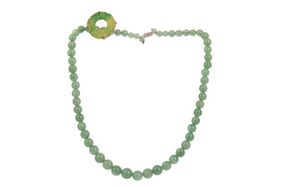 Lot 1905 - A CHINESE JADE BEAD NECKLACE AND A BROOCH