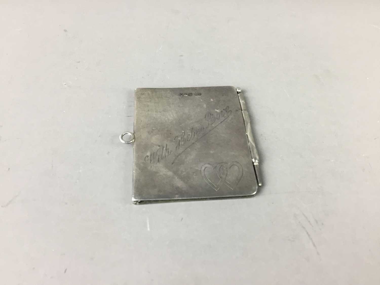 Lot 35 - AN EARLY 20TH CENTURY SILVER AIDE MEMOIRE