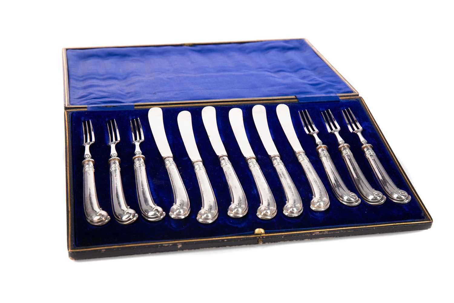 Lot 548 - A SET OF SIX EDWARDIAN SILVER HANDLED FRUIT KNIVES AND FORKS
