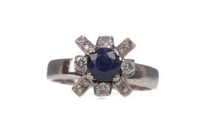 Lot 1543 - A SAPPHIRE AND DIAMOND RING