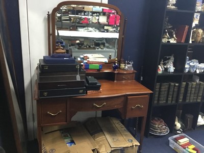 Lot 334 - AN EDWARDIAN MAHOGANY DRESSING CHEST