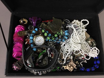 Lot 178 - A COLLECTION OF COSTUME JEWELLERY