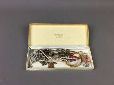 Lot 93 - A COLLECTION OF COSTUME JEWELLERY