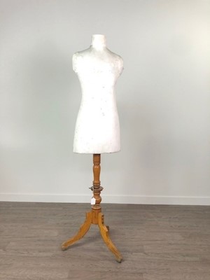 Lot 271 - A DRESS MANNEQUIN