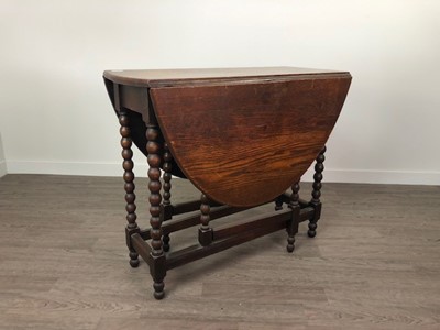 Lot 280 - AN EARLY 20TH CENTURY OAK DROP LEAF OVAL DINING TABLE