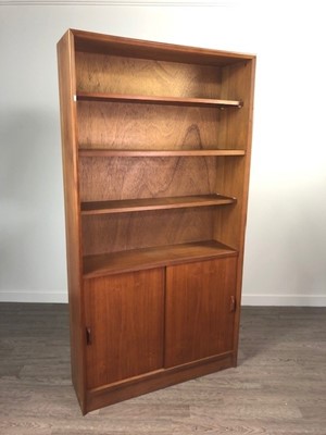 Lot 289 - A MID CENTURY TEAK BOOKCASE