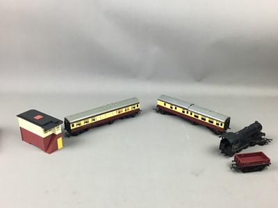 Lot 302 - A COLLECTION OF HORNBY RAILWAY CARRIAGES, TRACK AND ACCESSORIES