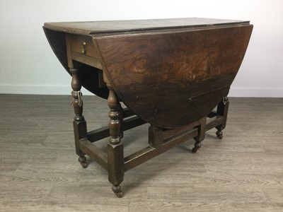 Lot 321 - AN 18TH CENTURY OAK DROP LEAF OVAL DINING TABLE