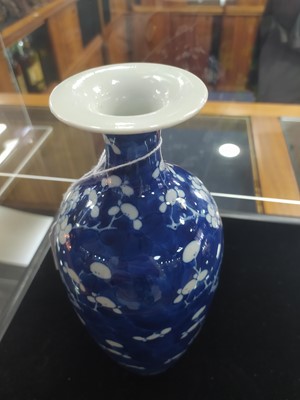 Lot 1916 - A LATE 19TH/EARLY 20TH CENTURY CHINESE BLUE AND WHITE VASE