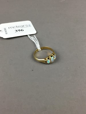 Lot 396 - A FIFTEEN CARAT GOLD RING SET WITH THREE OPALS