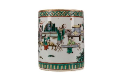 Lot 1922 - AN EARLY 20TH CENTURY CHINESE FAMILLE VERTE BRUSH POT