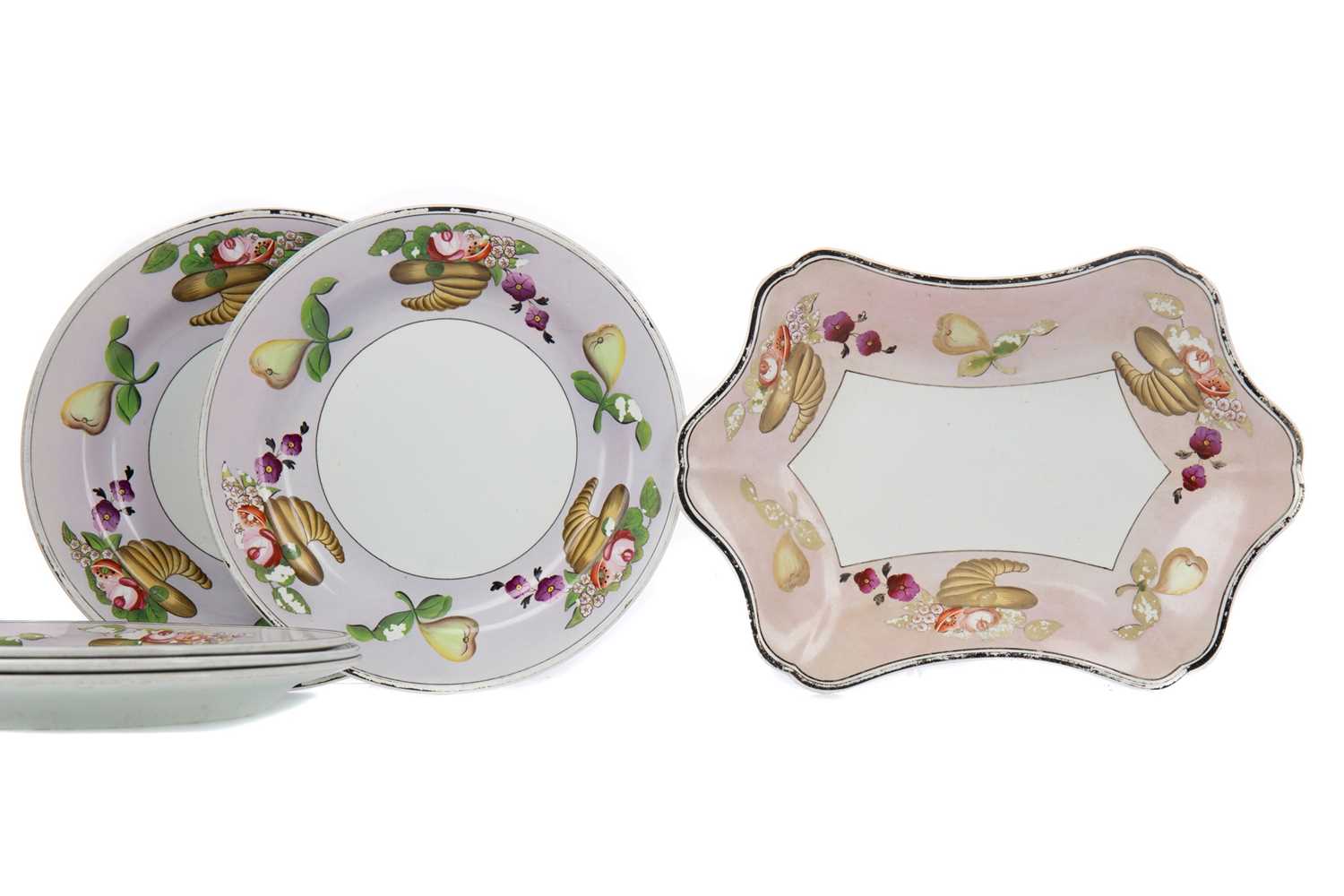 Lot 1117 - A SET OF FIVE WEDGWOOD CREAMWARE DESSERT PLATES, ALONG WITH A COMPORT