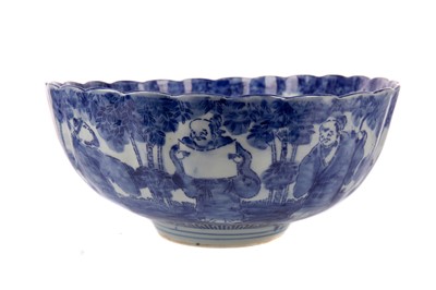 Lot 1928 - AN EARLY 20TH CENTURY CHINESE BLUE AND WHITE BOWL
