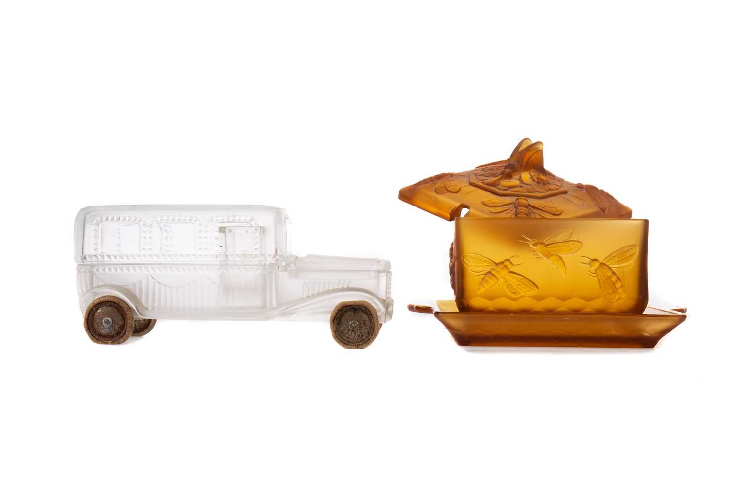 Lot 1126 - AN EARLY 20TH CENTURY AMBER GLASS PRESERVE JAR, COVER AND STAND, ALONG WITH A FROSTED GLASS JAR