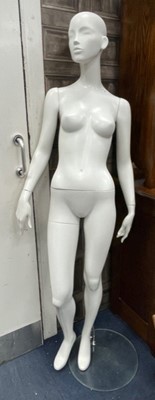 Lot 424 - A FEMALE MANNEQUIN