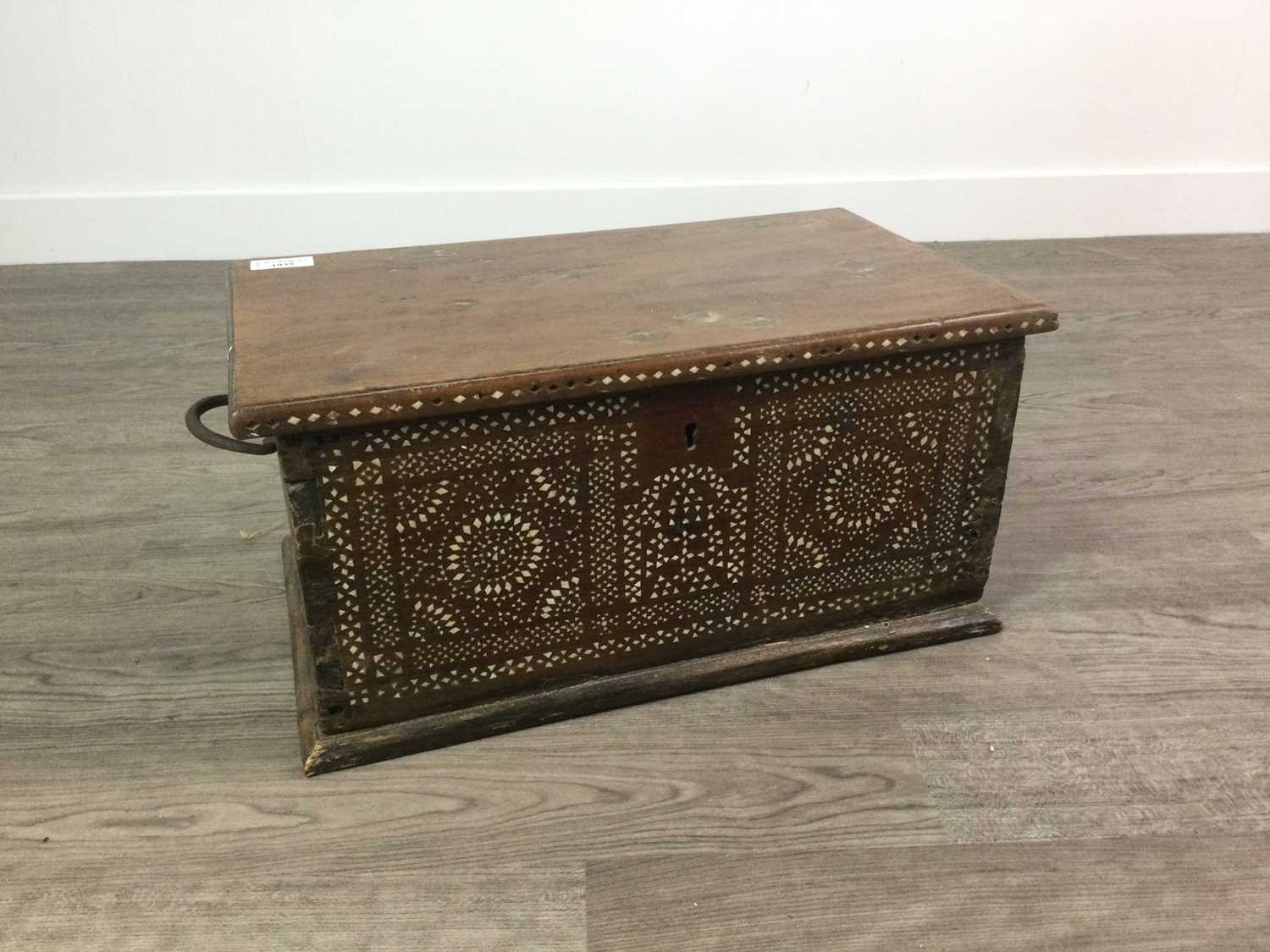 Lot 1935 - A 20TH CENTURY ISLAMIC WOOD CHEST