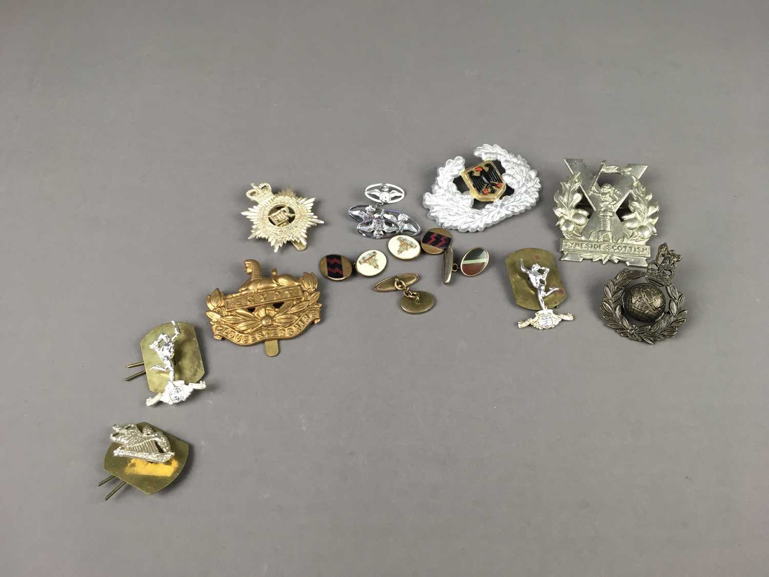 Lot 484 - A GROUP OF MILITARY BADGES