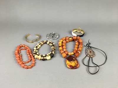 Lot 487 - A GROUP OF COSTUME JEWELLERY