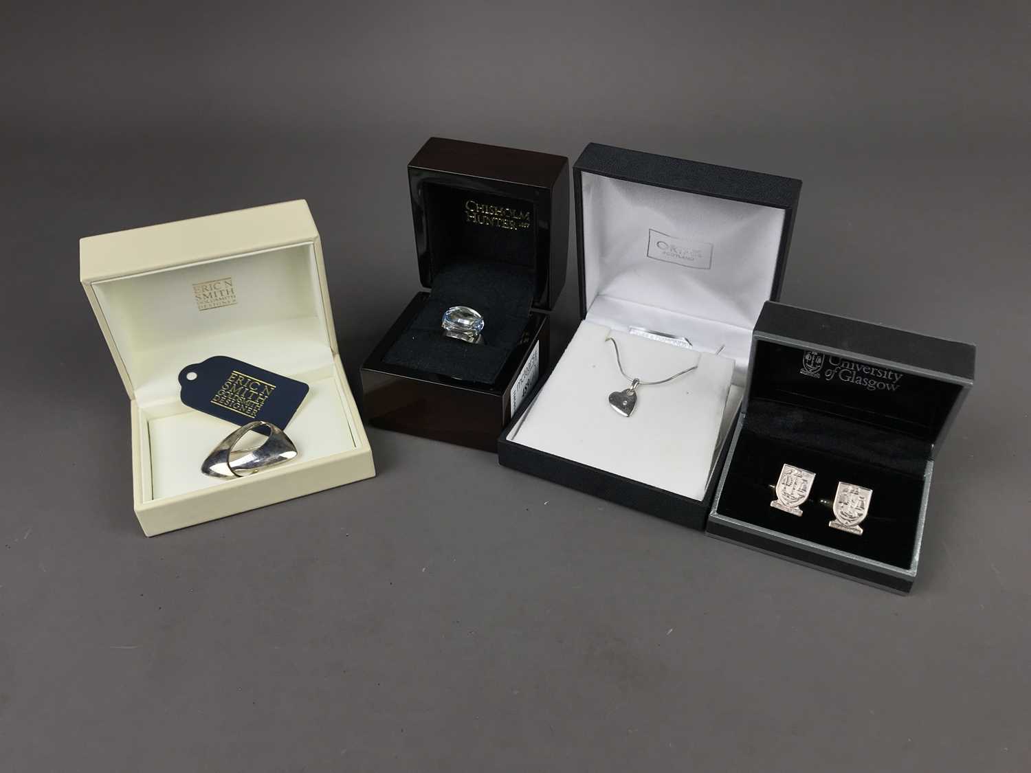 Lot 489 - A PAIR OF UNIVERSITY OF GLASGOW SILVER CUFFLINKS, AN ERIC SMITH BROOCH AND A PENDANT