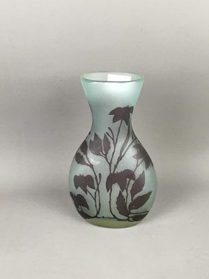 Lot 491 - A CAMEO GLASS VASE