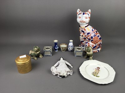 Lot 494 - A JAPANESE IMARI CAT, ALONG WITH OTHER ASIAN CERAMICS