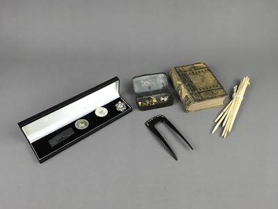 Lot 497 - A MANTEL CLOCK, BONE KNITTING NEEDLES, FOUR COSTUME BROOCHES AND OTHER OBJECTS