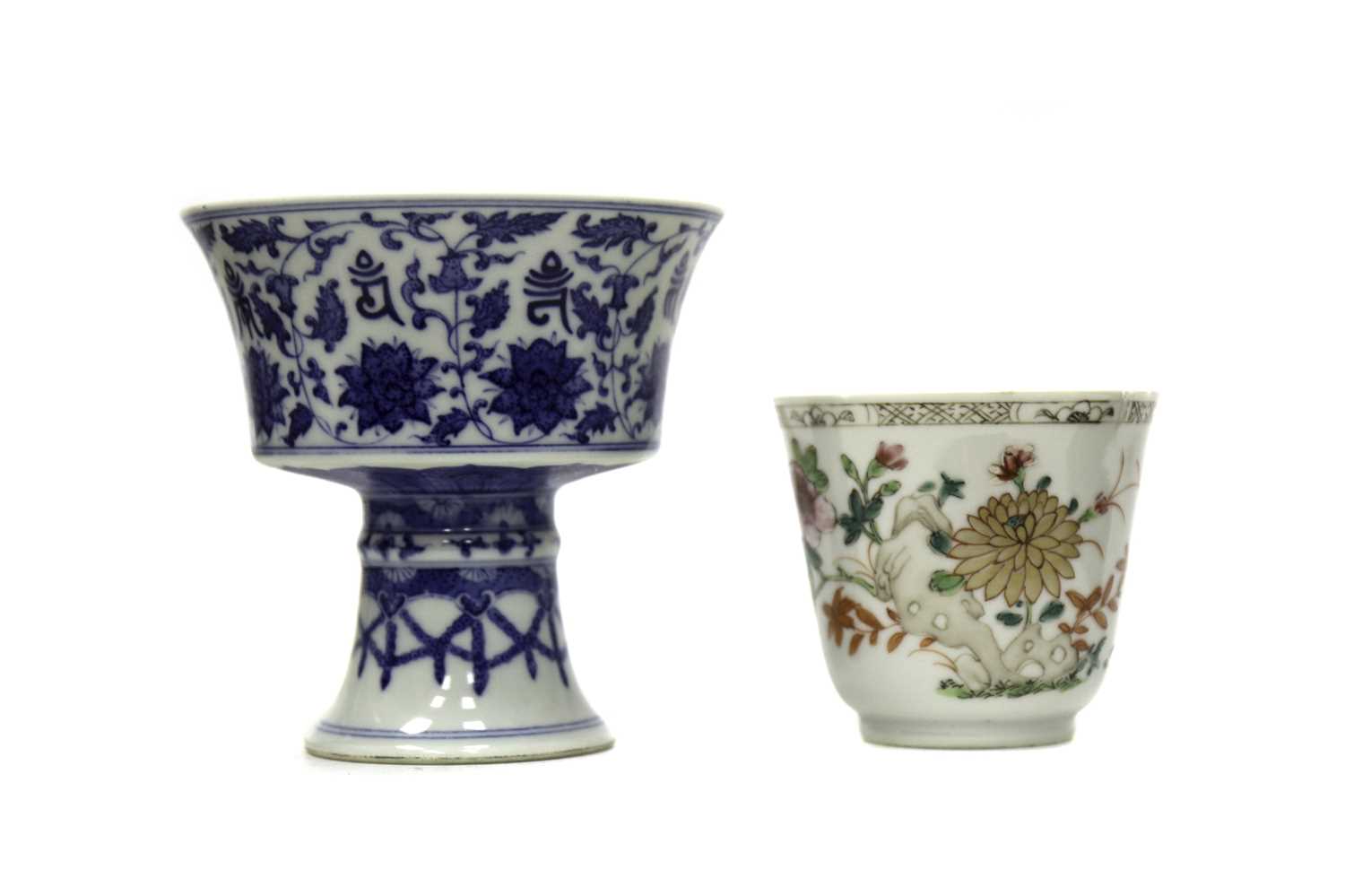 Lot 1722 - A LATE 18TH/EARLY 19TH CENTURY CHINESE CUP AND A BLUE AND WHITE STEMMED CUP