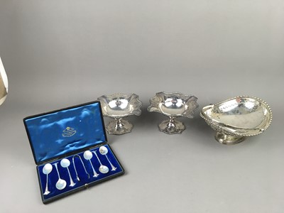 Lot 505 - A LOT OF PLATED ITEMS INCLUDING A PAIR OF COMPORTS, FRUIT BASKET AND CUTLERY