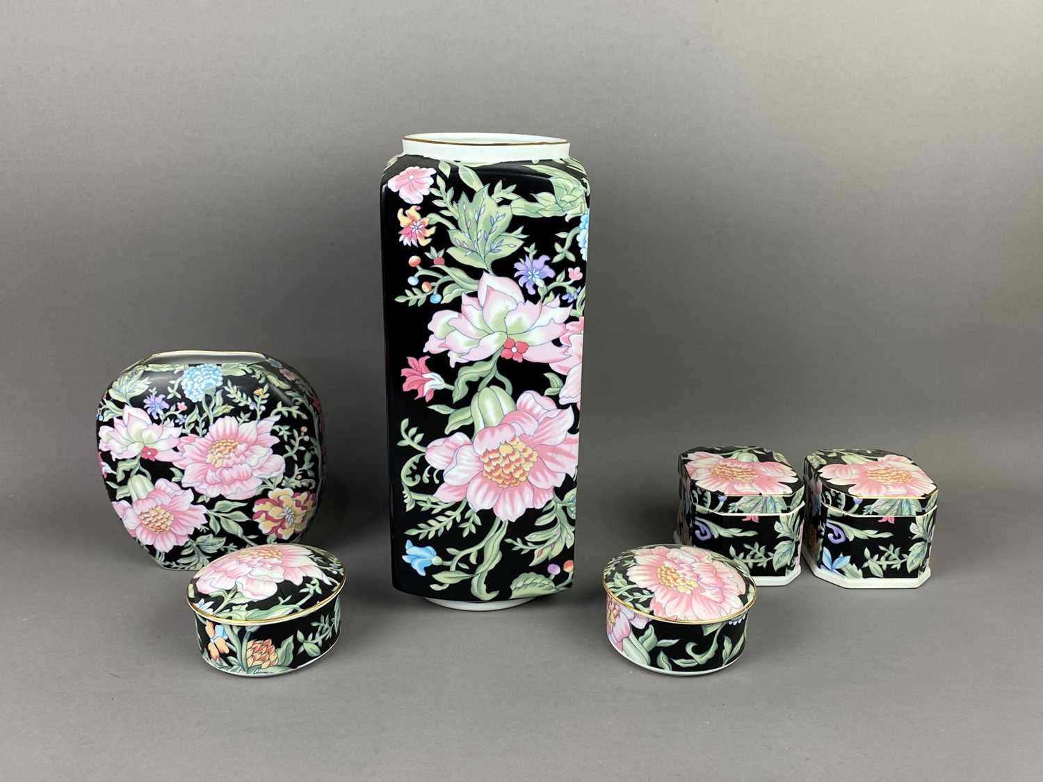 Lot 220 - A JAPANESE VASE, ANOTHER VASE AND TRINKET DISHES