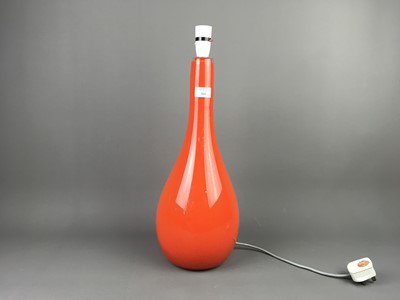 Lot 511 - A RETRO ORANGE GLASS VASE LAMP