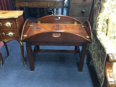 Lot 524 - A BUTLER'S TRAY TABLE