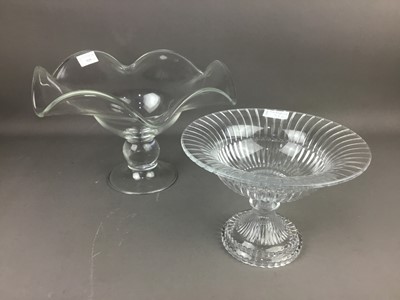 Lot 529 - A FOOTED GLASS DISH ALONG WITH OTHER GLASS AND CRYSTAL WARE