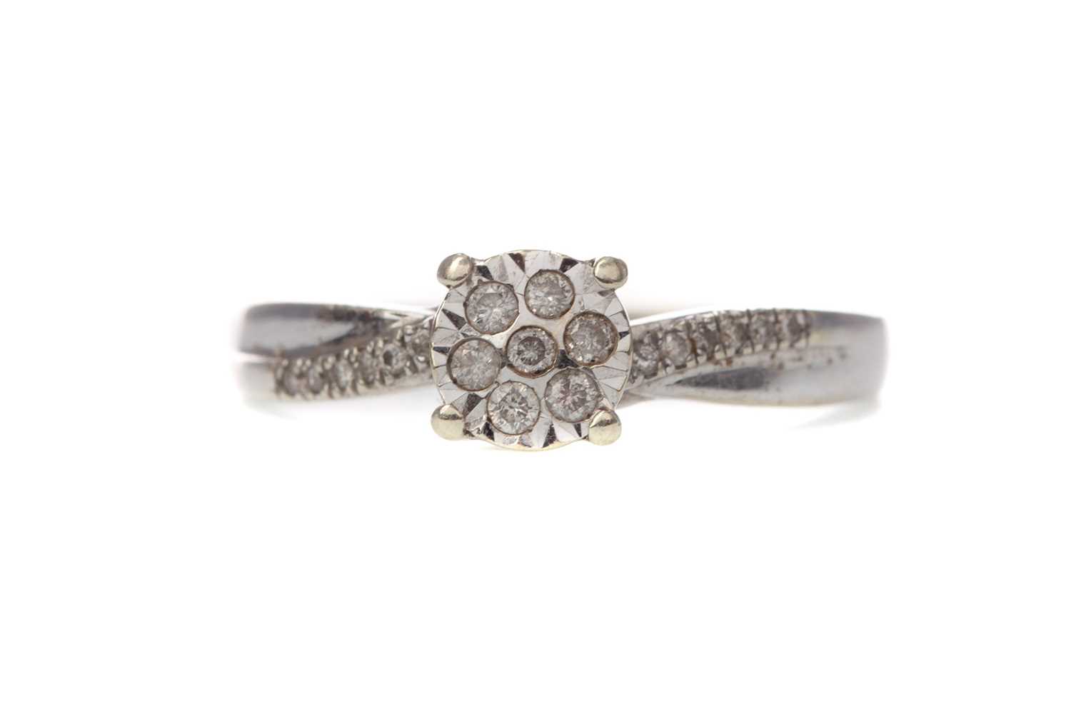Lot 360 - A DIAMOND CLUSTER RING