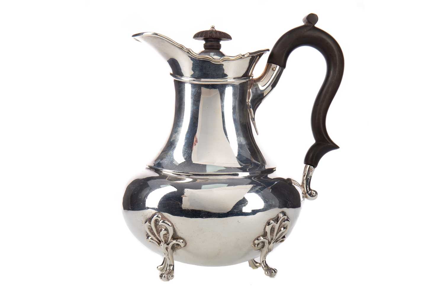 Lot 409 - A GEORGE V SILVER OVAL HOT WATER POT