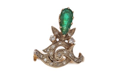 Lot 317 - AN EMERALD AND DIAMOND CLUSTER RING