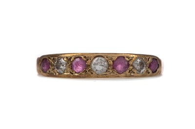 Lot 311 - A RUBY AND DIAMOND RING