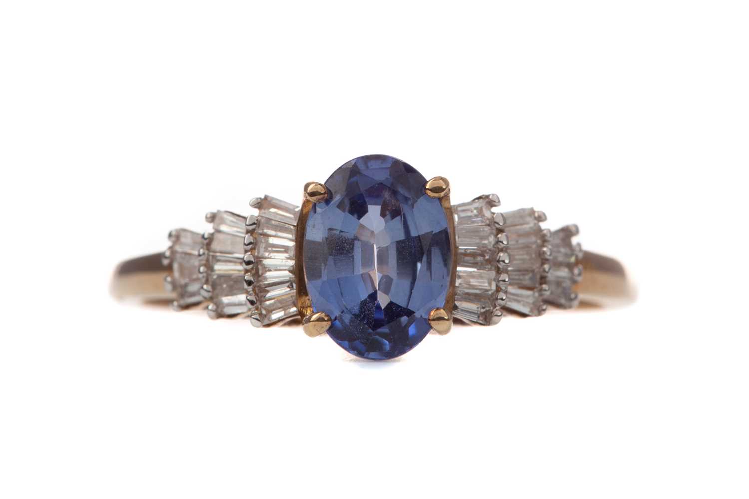 Lot 450 - A SAPPHIRE AND DIAMOND RING