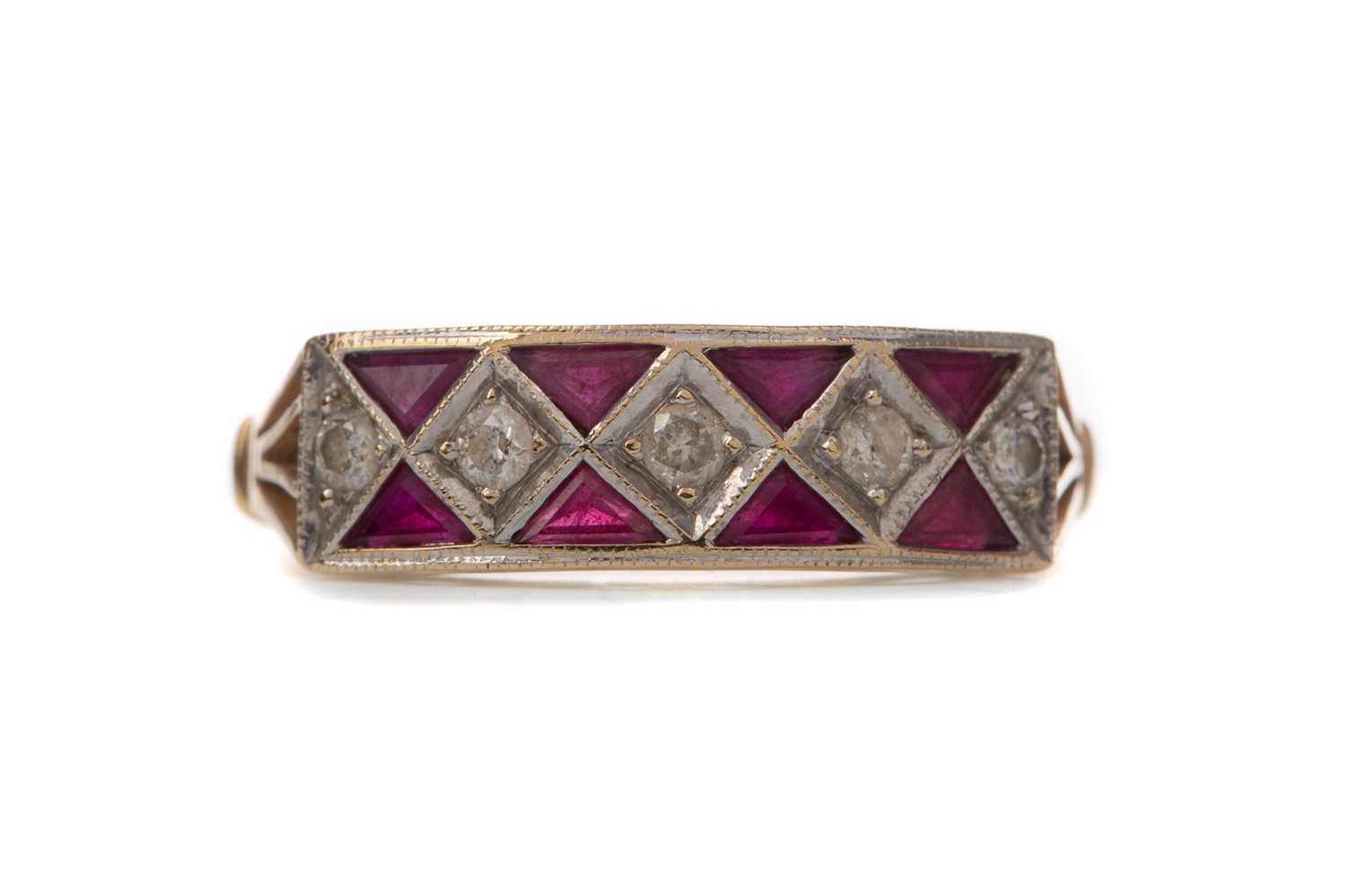 Lot 383 - A RUBY AND DIAMOND RING