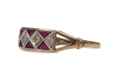 Lot 383 - A RUBY AND DIAMOND RING