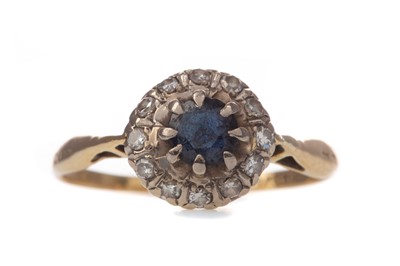 Lot 391 - A SAPPHIRE AND DIAMOND CLUSTER RING