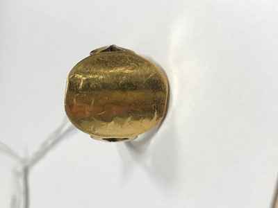 Lot 403 - A SOVEREIGN RING