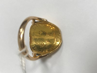 Lot 403 - A SOVEREIGN RING