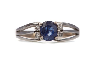 Lot 472 - A SAPPHIRE AND DIAMOND RING
