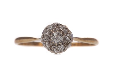 Lot 413 - A DIAMOND CLUSTER RING