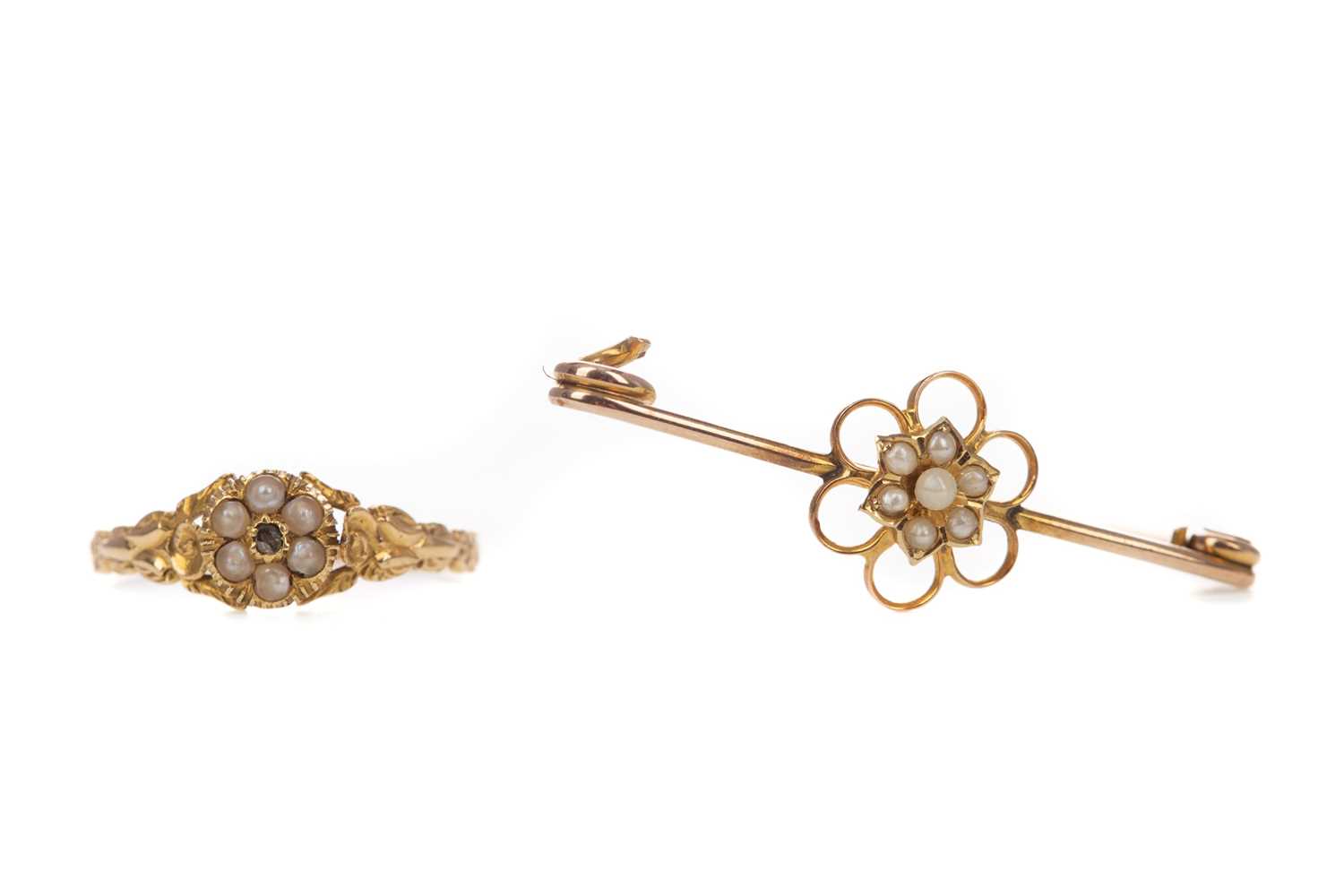 Lot 443 - A PEARL RING AND A BROOCH
