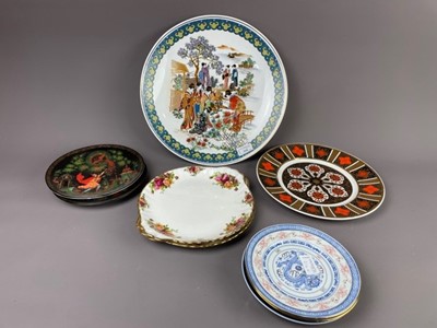Lot 214 - A 20TH CENTURY CHARGER AND VARIOUS PLATES