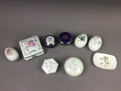 Lot 220 - A COLLECTION OF CERAMIC TRINKET BOXES AND OTHER CERAMICS