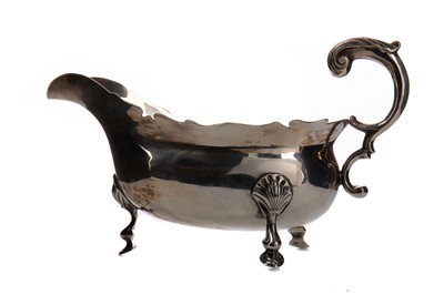 Lot 427 - A GEORGE V SILVER SAUCE BOAT