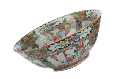 Lot 1638 - A CHINESE CANTON FAMILLE ROSE BOWL